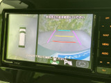 後方映像に加えて車両周辺の表示や目安となるガイド線が表示され、駐車時の位置確認をサポートします。画面の案内を活用しながら、周囲を目視で確認して操作いただける便利な装備です。