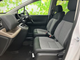 前席は視界が広く、落ち着いた色合いのシートが車内にまとまりをもたらしています。座席まわりには足元の空間も確保され、運転する方も助手席の方もゆったり過ごせる印象です。