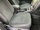 ホールド感のあるシート。長距離ドライブにすぐれ疲れを軽減いたします。
