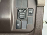 【アイドリングストップ】停車時や駐車時にエンジンを一時的にストップさせ、燃費を良くする機能です こちらはアイドリングストップのON/OFFスイッチです