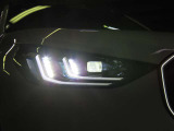 アダプティブLEDヘッドライト車が曲がる方向を照射、また車速に応じて照射範囲や到達距離を自動制御するバリアブルコントロールライト付き LEDは太陽光に近く優れた視認性を発揮、消費電力も低減のため省燃費に貢献
