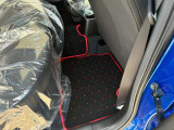 車両にマッチした純正フロアマット付きです。