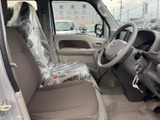 運転席まわりは視界が広く、前方や左右の様子を確認しやすいレイアウトです。シートは落ち着いた色合いで、足元にもゆとりがあり、毎日の乗り降りにも使いやすい空間です。