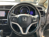 手元に複数のスイッチを備え、運転姿勢を保ちながら各種操作に手が届きやすい構成です。メーターや前方を見ながら使いやすく、日々の運転をサポートしてくれます。