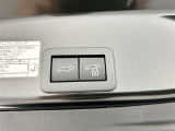 電動式バックドアです。 荷物を持ったままでもボタン一つで自動的に開け閉めできるので便利ですよ。 挟み込み防止機能も付いていますのでお子様の手や荷物を挟み込むのを防いでくれますよ。