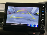 リバースギアに入れるだけで後方の表示へ切り替わります。夜間や雨の日の駐車も楽になりますよ。