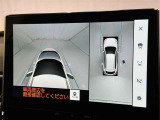 パノラミックビューモニターを装備。駐車場や交差点でクルマを真上から見るように周囲を確認できます。機能の詳細は販売店スタッフまでおたずねください。