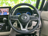 手元に複数のスイッチを備え、視線を大きく外さずに機能へアクセスしやすい配置です。メーターや画面を見ながら操作できるため、日々の運転で便利にお使いいただけます。