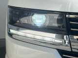 【LEDヘッドライト】悪天候や夜間走行時も良好な視界を確保し安心して運転できる高輝度LEDヘッドライトを装備!点灯速度が早く、消費電力も抑えられています。