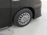 装着タイヤサイズは、195/65R15です。純正アルミホイールを装着しております。