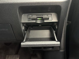【ETC】有料道路を利用する際に料金所で停止することなく通過できる、ETC車載器(ノンストップ自動料金収受システム機器)が装備されています。セットアップを行うことで利用可能になります。
