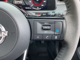 【プロパイロット】高速道路のロングドライブをアシスト。アクセル・ブレーキを制御し前方車との車間距離を保ち、ハンドル操作を制御アシストし走行車線を維持します。