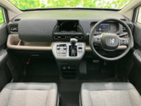 運転席から前方を見渡しやすい視界と、左右の座席を備えた広がりのある空間が魅力です。落ち着いた色合いの内装で清潔感があり、毎日の移動も気持ちよくお過ごしいただけます。