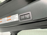 電動式バックドアです。 荷物を持ったままでもボタン一つで自動的に開け閉めできるので便利ですよ。 挟み込み防止機能も付いていますのでお子様の手や荷物を挟み込むのを防いでくれますよ。