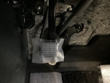パーキングブレーキはフット式なので運転席と助手席の間はすっきり、移動も楽々です。さっと手が届く位置にATセレクトレバーやエアコンスイッチなどがあり操作性に優れています