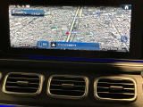 美しいグラフィックによる地図表示、ETC2.0対応VICSの広域渋滞情報を考慮したルート案内が可能。高精細ワイドディスプレイの美しい地図表示。更に、ITSスポットやVICSサービスで、より正確な渋滞情報が確認可能。