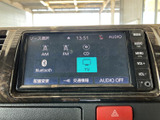 AM・FMやCD、Bluetoothなどの音源が画面に並び、使いたい項目を選びやすい表示です。交通情報や音声の停止も選択でき、普段の移動で便利に活用できます。