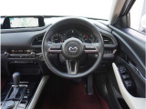 【運転席】最適なドライビングポジションでドライブをお楽しみください。