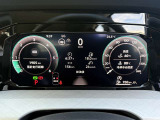 【Digital Cockpit Pro】基本の速度計とタコメーターの表示に加え、中央にドライビングデータやマップなどを少ない視線移動で視認できます。