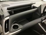 グローブボックスは余裕のある広さです!メンテナンスノートや車検証、ちょっとしたメモと筆記用具等を入れておくとあればもしもの時にも便利ですね。
