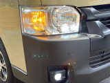 【LEDヘッドライト】悪天候や夜間走行時も良好な視界を確保し安心して運転できる高輝度LEDヘッドライトを装備!点灯速度が早く、消費電力も抑えられています。
