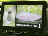 車両周辺の映像とガイドラインが画面に表示され、駐車時に周囲を確認する際に役立ちます。画面の案内を参考にしながら、車両の位置を把握しやすい装備です。