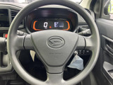 握りやすい形状で、運転中も自然な姿勢でハンドルを握れます。手元には各種スイッチも備わり、視線を大きく移さずに操作しやすい配置です。