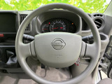 両手で握りやすい円形のステアリングで、運転中の進路調整を支えます。メーターや各種レバーとの位置関係も自然で、日常の運転時に扱いやすい運転席まわりです。