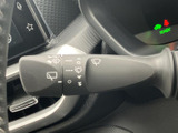 表示がレバー上にまとまり、機能を視認しやすい設計です。運転席から手の届く位置に配置されているため、天候の変化に合わせた操作にも対応しやすく、日常使いに便利です。