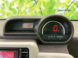 速度やシフト位置、時刻などを運転席から確認できる配置です。必要な表示をひと目で把握しやすく、日々の運転中も視線移動を抑えて情報を確かめられます。