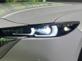 【LEDヘッドライト】悪天候や夜間走行時も良好な視界を確保し安心して運転できる高輝度LEDヘッドライトを装備!点灯速度が早く、消費電力も抑えられています。