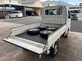 パートタイム4WD 高低二段切替式 (後輪駆動ベース) パワステ エアコン フロア5速MT 走行58592キロ 三方開 アッパーメンバーガード アングロポストプロテクター 荷台マット 中古スタッドレス