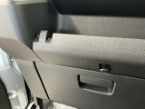 【フック】フックの用途は様々。手荷物のバッグや買い物袋、ビニール袋をぶら下げてゴミ箱にしても良いですね♪