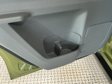 【後席ドリンクホルダー】後席用にも使いやすい位置にドリンクホルダーがございます。みんなが快適な空間でドライブはより楽しいものに♪