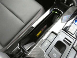 ワイヤレス充電機能で接続の手間いらず。対応スマートフォンなどをワイヤレスで充電可能です。