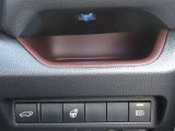 バックドアの開閉がスイッチ一つで運転席からも可能です!さらにステアリングヒーター搭載なので冬の日もハンドルを温かくできます!