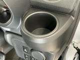 【カップホルダー】お飲み物が手に取りやすい位置に。長時間のドライブには必需品です☆