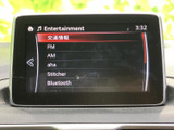 FMやAM、Bluetoothなど複数の音源が一覧で表示され、使いたい項目を選びやすい画面です。音楽やラジオなど、日々の移動中に好みの音源を選んで車内で楽しめます。