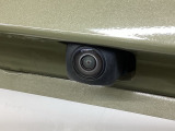 車の後方に小型カメラが付いておりバックする際の後方の様子をモニター上に表示します。