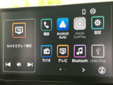 ラジオやテレビ、Bluetooth、USB/iPodなどの項目が画面に並び、目的に合わせて選びやすい構成です。電話やスマートフォン連携、設定にもアクセスでき、日々の移動をサポートします。