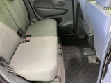 後席は座面が広く、足元にもゆとりを感じられる空間です。落ち着いた色合いのシートで同乗者もくつろぎやすく、日常のお出かけから家族での移動まで活躍します。