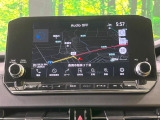 【メーカー純正9型ナビ】インテリアに溶け込むスタイリッシュな「専用設計」メーカーナビを装備♪視認性や操作性など基本性能にも優れ、より上質なカーライフをお楽しみいただけます。