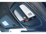運転席のルーフには室内照明だけでなくSOSの通報ボタンが装備されています 事故の際にはワンプッシュでレスキューと通話が可能です