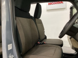 座面も厚みがあり背もたれも高く、広い足元にゆったり座れるシートです。運転席と助手席の間が空いている為、助手席側への移動がスムーズです。交通量の多い道でも助手席側から乗り降りができます。