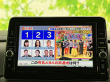 テレビ番組を画面で視聴できる装備を備えています。停車中の休憩時間に映像を楽しめるため、待ち時間も車内でゆったり過ごせます。画面が見やすく、番組内容も確認しやすい構成です。