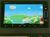 画面にはテレビ番組が表示されており、停車時に映像やテレビを視聴できます。画面上で番組を楽しめる装備は、休憩時間など車内で過ごす際にも役立ちます。