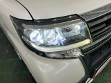 白く明るい光で夜間走行をサポートするLEDヘッドランプを搭載