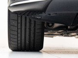 車体を前方から見た際の【右前輪】です。溝の残量やキズの有無など、より状態を詳しくお知りになりたい場合はスタッフまでお尋ね下さいませ。