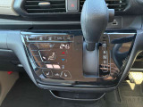 オートエアコンでパネルタッチするだけで操作が可能です(^^)☆AUTOにすれば簡単に車内の空調を快適に調整してくれます♪嬉しいシートヒーター付き(^^)