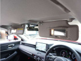 【バニティミラー付きサンバイザー】サンバイザーには小型のミラーが付いており、車内で身だしなみを整える際に役立ちます。